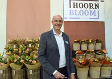 Peter van der Voort van Hoorn Bloom masters laat de nieuwe manden voor in de winkels zien. Geschikt voor alle maten emmers.